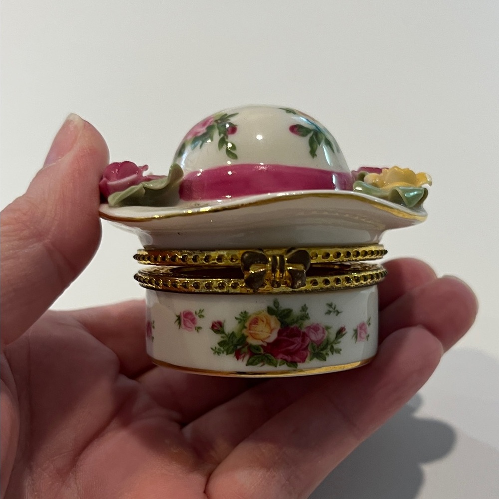 Royal Albert old Hat Trinket Box with Gold Accents
VINTAGE 1962